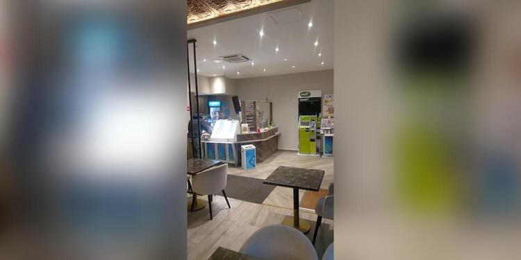 AM, bar