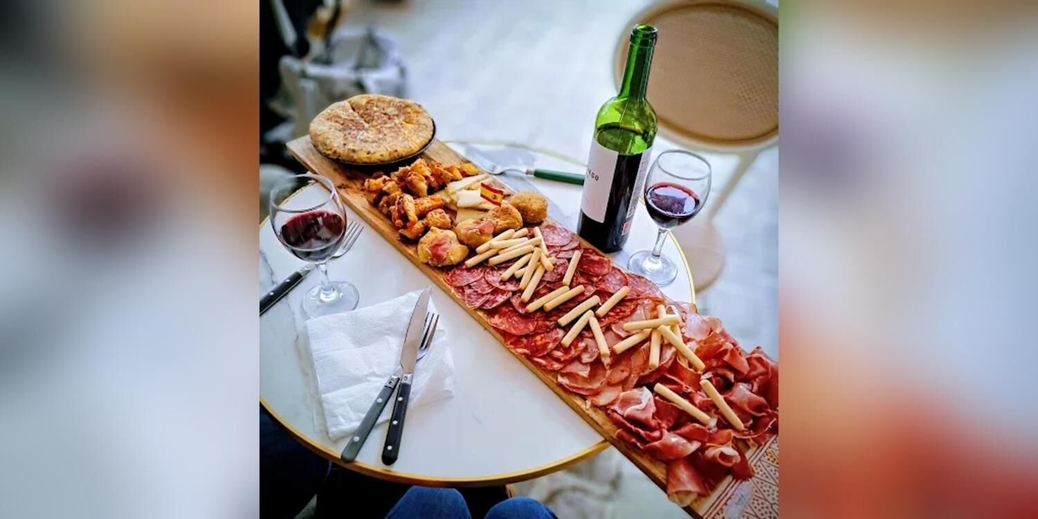 Paellas y Tapas, bar