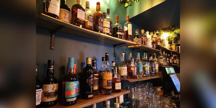 Trinidad, bar