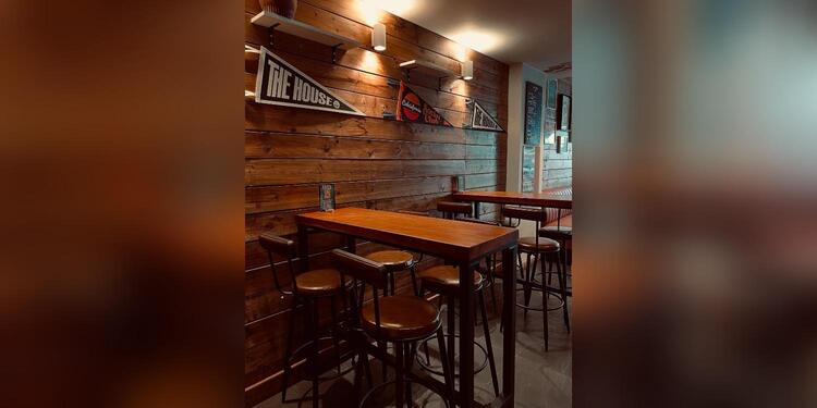 The House by Calaisfornia, bar