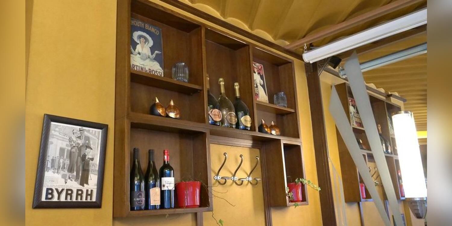 Café M, bar