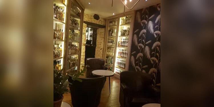 Snug, bar