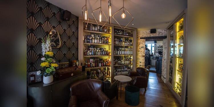 Snug, bar