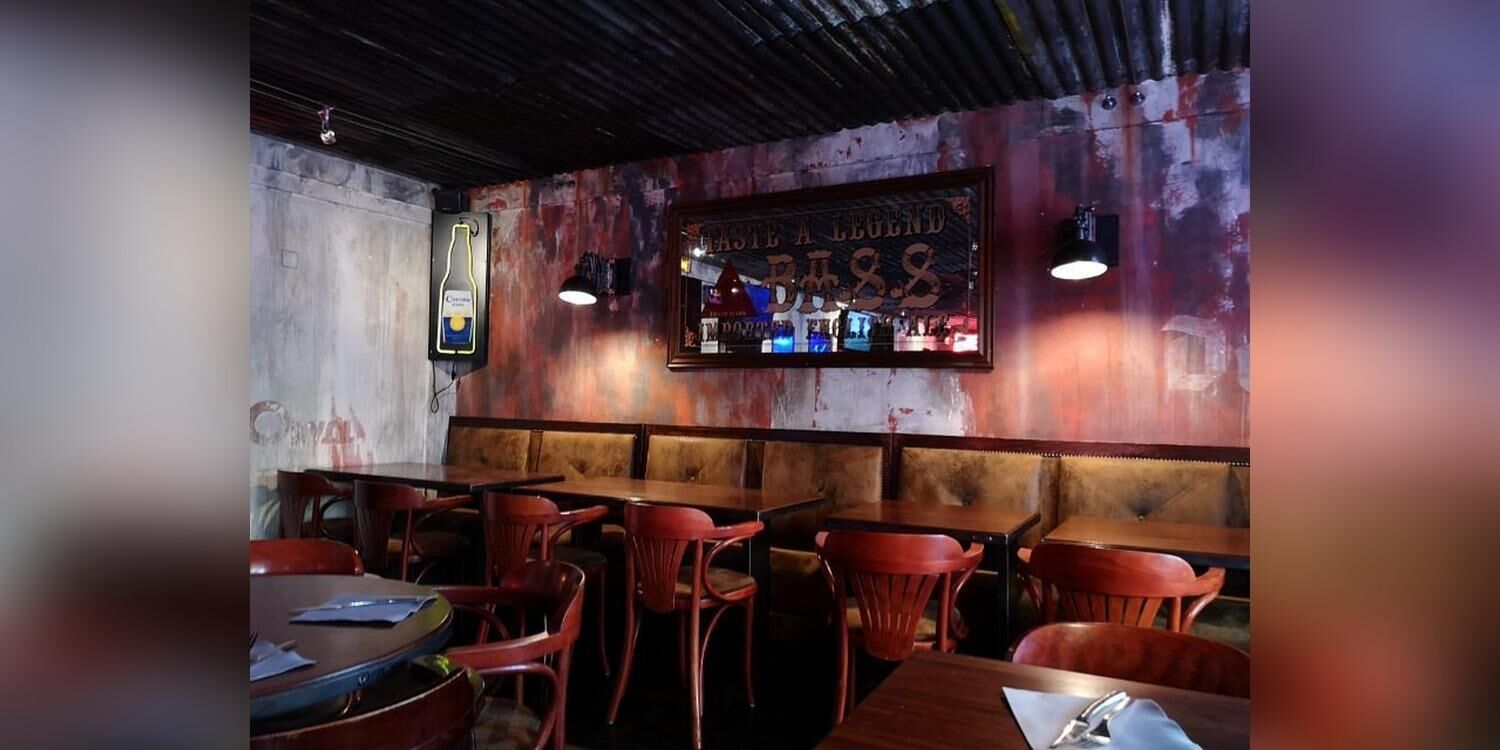 Clichy's Tavern, bar