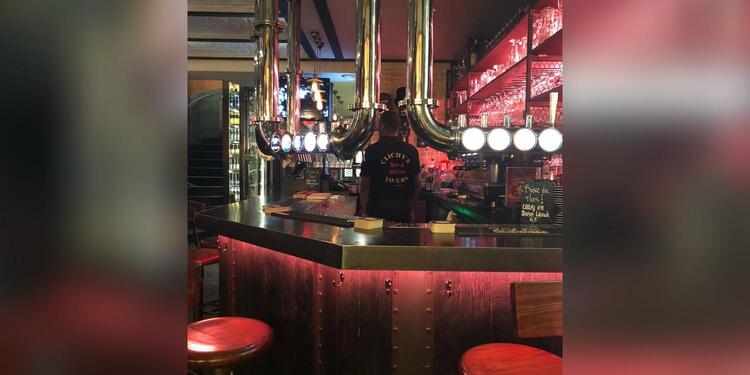 Clichy's Tavern, bar