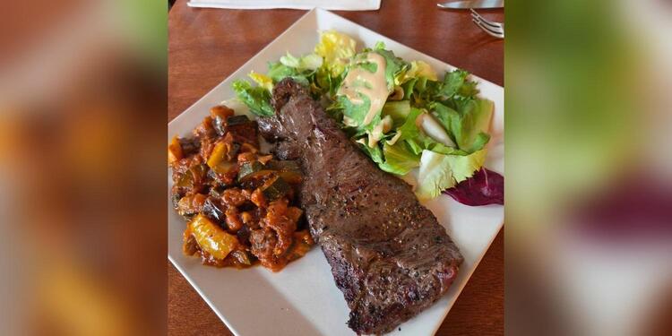 Au 1er mai, restaurant