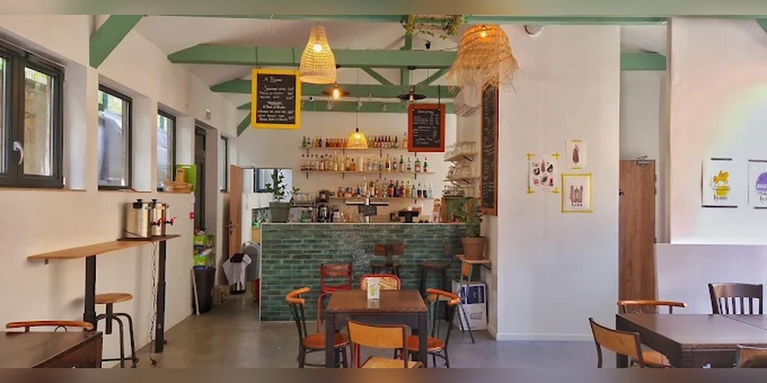 YASI Bar, bar