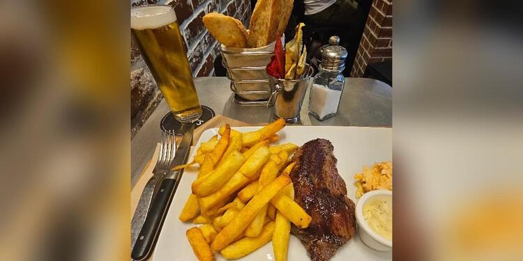 Bugsy's Bar & Restaurant, bar