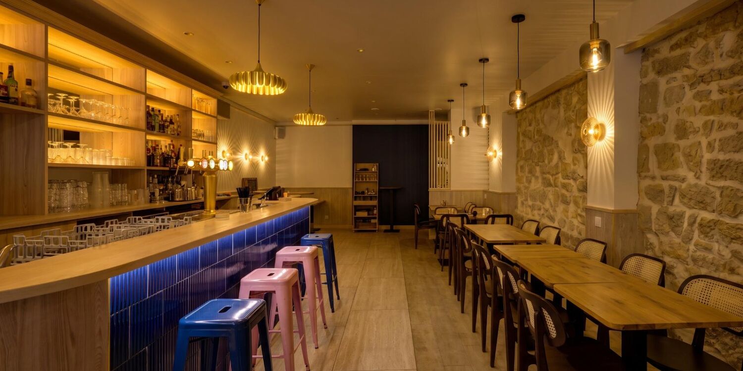 Malins, bar
