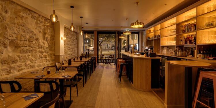 Malins, bar