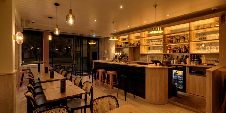 Malins, bar